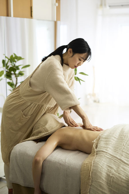 アロマトリートメント　背中の施術