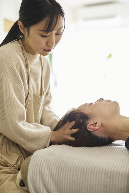 脳疲労リセットドライヘッドスパ　セラピストの女性　