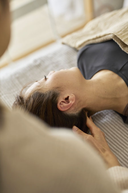 脳疲労リセットドライヘッドスパ　施術を受ける女性